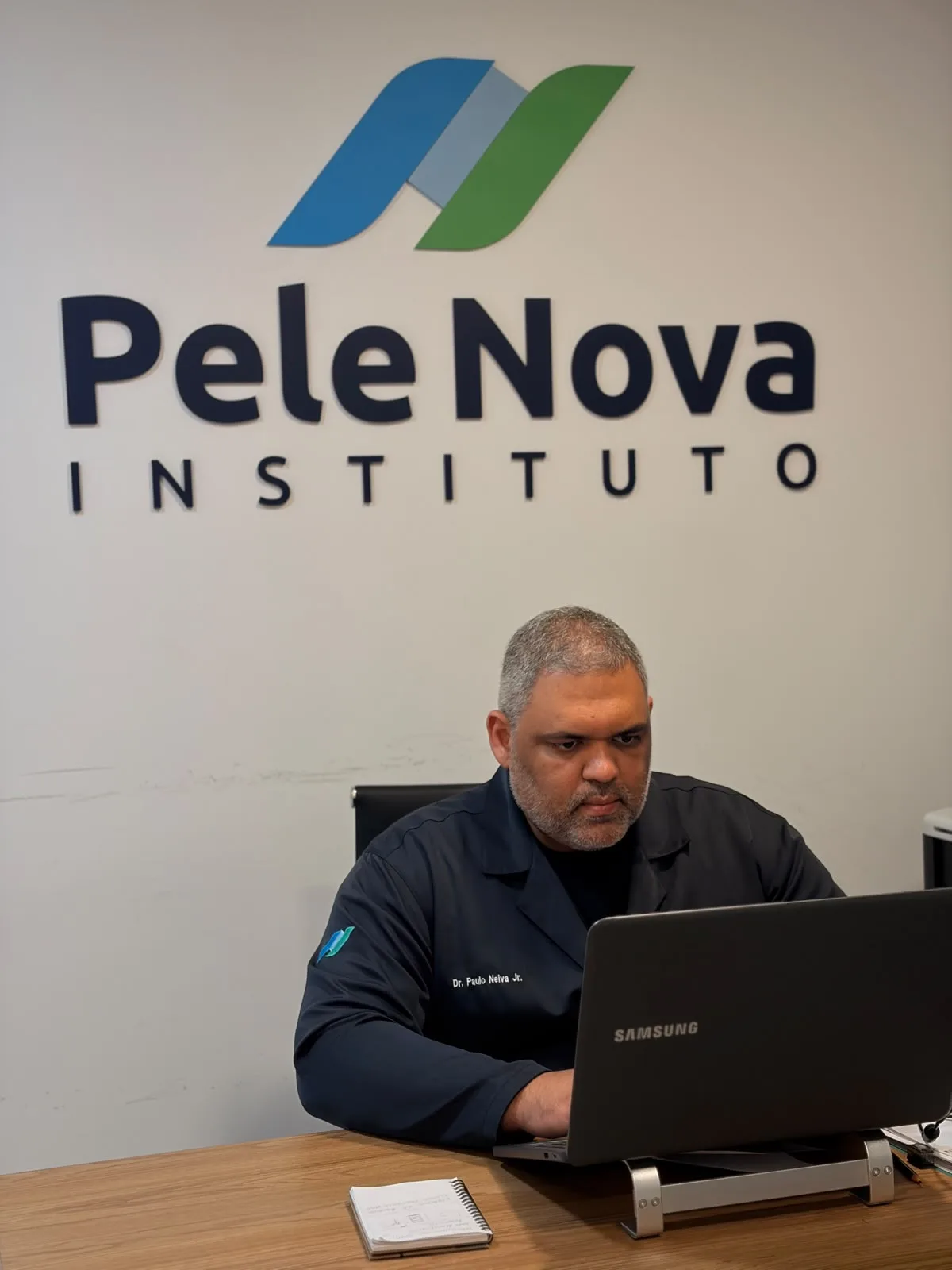 Paulo Neiva Jr. em consulta online no Instituto Pele Nova.